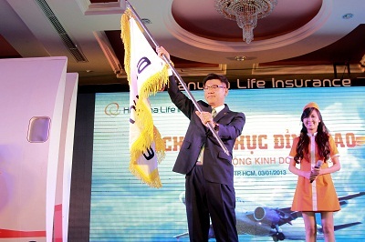 Hanwha Life Việt Nam - Cú hích đầu năm 2013 của thị trường Bảo hiểm - 2 Tổng Giám đốc thực hiện nghi thức rước cờ của Tập đoàn Hanwha.