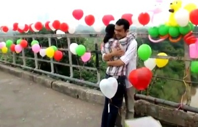 Giới trẻ “vượt chướng ngại vật” khi yêu - 1 Khung cảnh ấn tượng của cầu Long Biên trong màn cầu hôn.