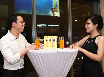 Hoa hậu Thùy Dung khéo “khoe” eo thon - 7 Nhiều khách tham dự khá thích thú khi trải nghiệm sản phẩm này bên lề lễ trao giải.