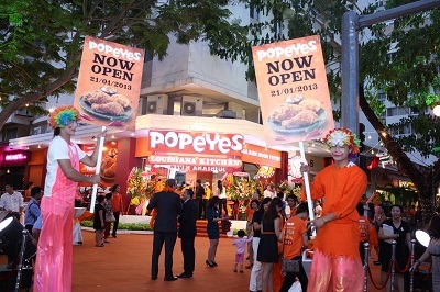 Lễ hội nổi bật với sắc cam của gia vị với nhiều hoạt động biểu diễn thú vị.