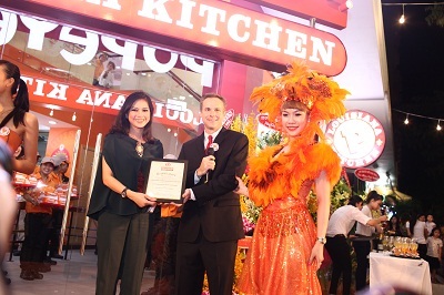 Lễ hội nổi bật với sắc cam của gia vị với nhiều hoạt động biểu diễn thú vị.