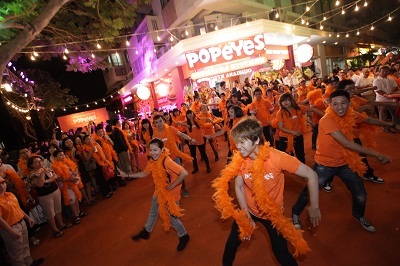 Nhiều bạn trẻ cùng tham gia điệu nhảy Popeyes flashmob.
