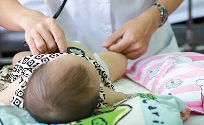 Trẻ em dưới 2 tuổi dễ mắc bệnh và bệnh nặng do các bé có sức đề kháng yếu