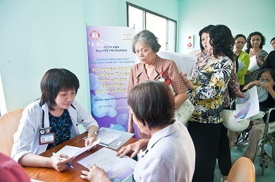 Các bệnh nhân mắc bệnh ĐTĐ đang đăng ký khám, tư vấn & xét nghiệm HbA1c.