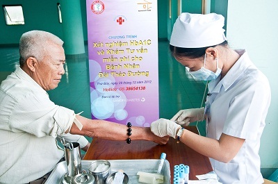 Đến với chương trình, bệnh nhân ĐTĐ sẽ được lấy máu để làm xét nghiệm HbA1c.