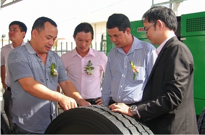 Các khách hàng tìm hiểu về lốp dán Bridgestone Bandag