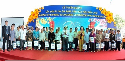 Chung tay góp tết cho gia đình văn hóa khó khăn - 2 Niềm vui của người dân khi nhận quà tặng từ chương trình.