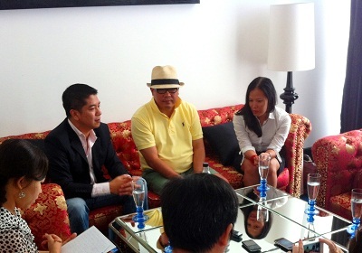 Ông Hoàng Khải (giữa) và bà Thanh Vân (phải) thương lượng về việc gia hạn voucher Khải Silk.