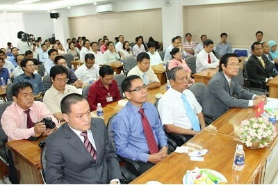 Lãnh đạo Bộ GD&ĐT, Lãnh sự Malaysia, lãnh đạo HUTECH, OUM và các học viên tại lễ khai giảng.