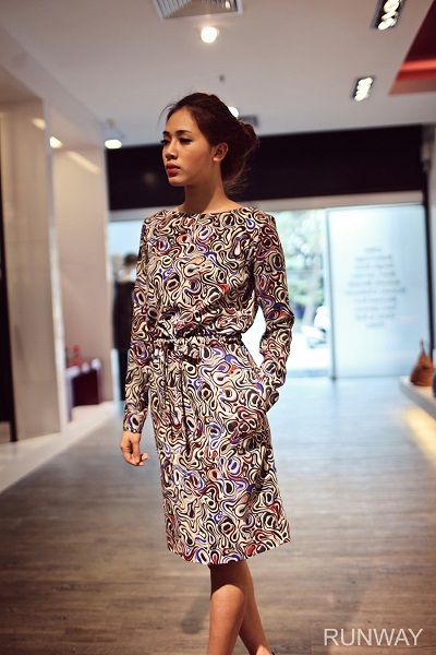 Ấn tượng trang phục hàng hiệu giá “sốc” - 2 Hút hồn trong trang phục mang thương hiệu Balenciaga.