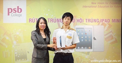 PSB College đã có cuộc phỏng vấn nhanh với chàng trai nhỏ nhắn may mắn này.