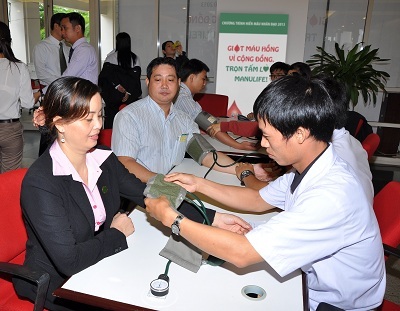 Đông đảo đại lý và nhân viên Manulife Việt Nam nhiệt tình tham gia hiến máu.