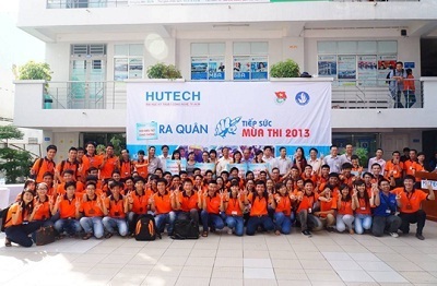 Tuổi trẻ HUTECH ra quân Tiếp sức mùa thi 2013 - 4 Trong sắc cam truyền thống, SV HUTECH thể hiện quyết tâm hoàn thành nhiệm vụ
