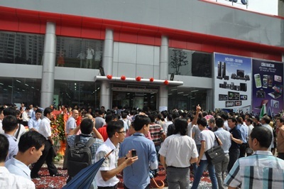 Hàng nghìn khách hàng cùng ùa vào siêu thị khi Topcare Minh Khai chính thức khai trương.