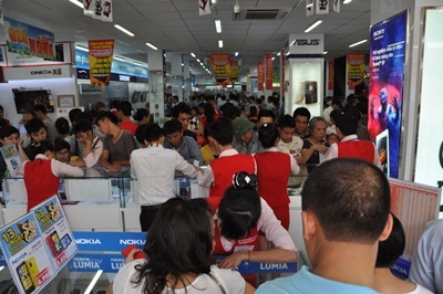 Hàng nghìn khách hàng cùng ùa vào siêu thị khi Topcare Minh Khai chính thức khai trương.