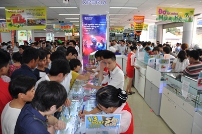 Hàng nghìn khách hàng cùng ùa vào siêu thị khi Topcare Minh Khai chính thức khai trương.