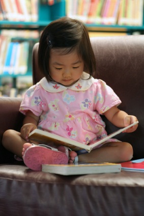 Hành trình phát triển trí não của trẻ theo từng giai đoạn - 2 Ở tầm tuổi này, bé thích xem sách nhiều hơn và thích nghe người lớn kể chuyện