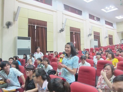 Sinh viên Việt làm thế nào để lọt vào “mắt xanh” của các nhà tuyển dụng? - 4 Các SV trường Kinh tế Quốc dân Hà Nội đang trao đổi với các diễn giả tại “Hội nghị bàn tròn”