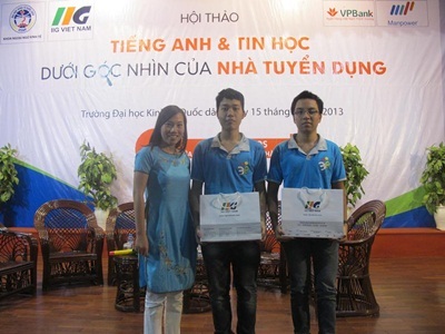 Sinh viên Việt làm thế nào để lọt vào “mắt xanh” của các nhà tuyển dụng? - 5 Đại diện IIG Việt Nam trao 2 suất học bổng cho 2 SV xuất sắc của Trường ĐH KTQD Hà Nội.