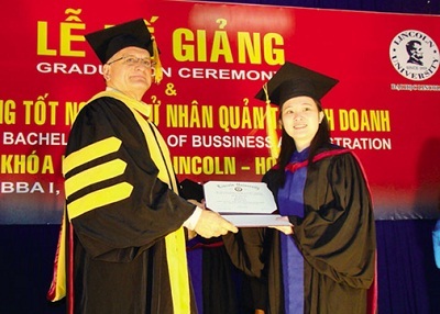 Lễ tốt nghiệp Cử nhân Quản trị kinh doanh của Đại học Lincoln – Hoa Kỳ