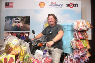 Chương trình du lịch khám phá Châu Á bằng xe gắn máy lên sóng - 3 Charley Boorman trên chiếc xe máy bán bánh mì đặc trưng ở Malaysia
