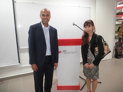 Phó giám đốc Hằng Lương cùng Mr Amit Sevak – CEO của Đại học INTI.