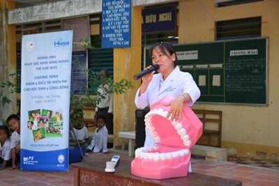 Cùng mẹ con Thanh Thúy cam kết chải răng sáng tối với P/S - 3 P/S đã đến vùng núi Tịnh Biên tư vấn và hướng dẫn các em chăm sóc răng miệng đúng cách