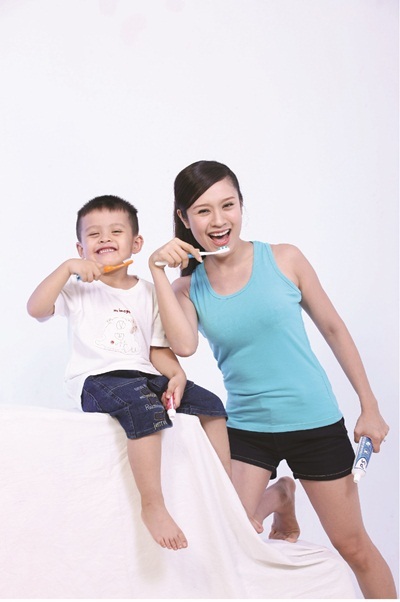 Cùng mẹ con Thanh Thúy cam kết chải răng sáng tối với P/S - 4 Thanh Thúy cùng con trai Cà Phê cam kết chải răng sáng & tối để bảo vệ thêm 1 triệu nụ cười