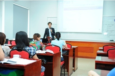 Học viên lớp Thạc sỹ Quản lý tài chính trong lớp học