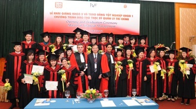 Ảnh Học viên khóa 2 trong lễ trao bằng và trao học bổng