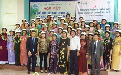 Manulife Việt Nam tặng 114 hợp đồng bảo hiểm vi mô cho phụ nữ nghèo - 2 Manulife Việt Nam tặng 114 hợp đồng bảo hiểm vi mô cho phụ nữ nghèo