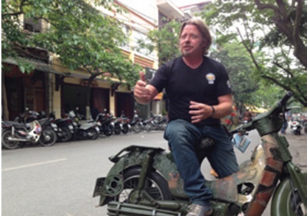 Hành trình khám phá Việt Nam bằng mô-tô của Charley Boorman - 3 Charley Boorman bên chiếc Cub độc đáo của Hải Nam.
