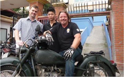 Hành trình khám phá Việt Nam bằng mô-tô của Charley Boorman - 4 Michael Brosowski (trái), người đang điều hành Quỹ Rồng Xanh