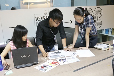 Truyền thông để kết nối và làm đẹp cuộc sống - 2 Dương trong một buổi họp lên ý tưởng cùng đồng nghiệp