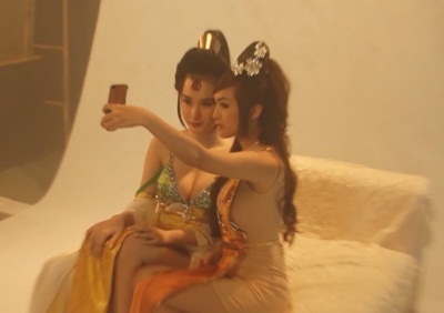 Cả hai hết sức thích thú với hình ảnh mới