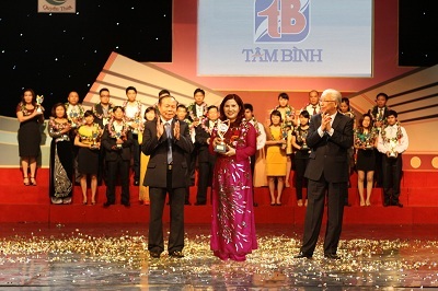 DS Lê Thị Bình nhận HCV thương hiệu và sản phẩm an toàn vì sức khỏe cộng đồng.