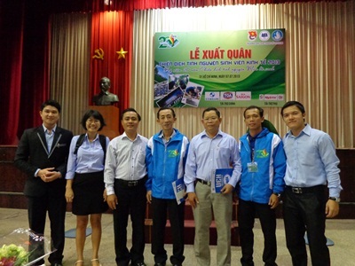 Đại diện của công ty Sơn TOA Việt Nam cùng đoàn trường Kinh tế trong lễ ra quân Mùa hè xanh 2013