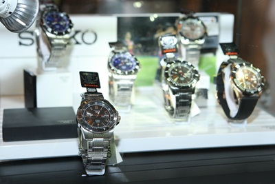 Người dân thành phố háo hức thưởng lãm bộ sưu tập đồng hồ 50 năm