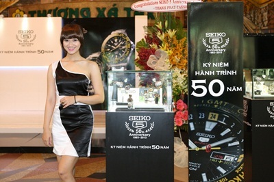 Người dân thành phố háo hức thưởng lãm bộ sưu tập đồng hồ 50 năm