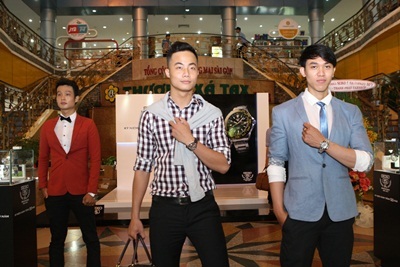 Người dân thành phố háo hức thưởng lãm bộ sưu tập đồng hồ 50 năm