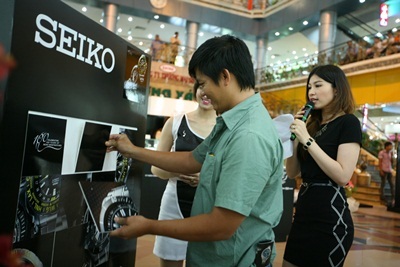 Thử tài lắp ghép logo Seiko 5 50 năm, một trong những thử thách thú vị dành cho khán giả.