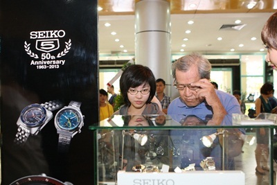 Thử tài lắp ghép logo Seiko 5 50 năm, một trong những thử thách thú vị dành cho khán giả.