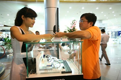 Thử tài lắp ghép logo Seiko 5 50 năm, một trong những thử thách thú vị dành cho khán giả.