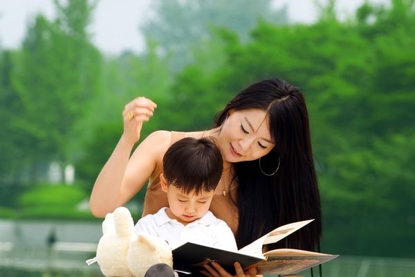 Hành trình phát triển trí não của trẻ từ 3-6 tuổi - 1 Bé sẽ chăm chú nghe bạn kể chuyện và bắt đầu hỏi “tại sao”.