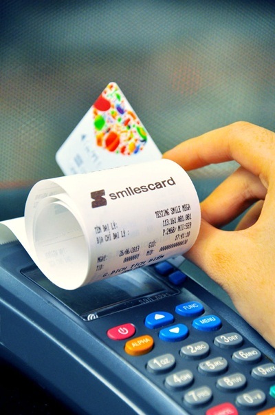 Thẻ tiêu dùng thông minh và cuộc đua mở rộng mạng lưới bán lẻ - 2 Chủ thẻ SmilesCard có thể tích lũy hay quy đổi điểm tại nhà bán lẻ bất kỳ trong hệ thống