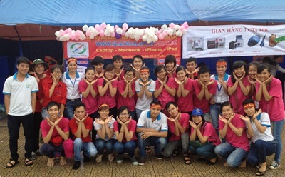 Suachualaptop24h.com - Sôi động cùng Ngày hội “Giọt hồng tri ân” 2013 - 1 Giọt hồng tri ân 2013 - Các bạn trẻ chăm chỉ dưới mưa