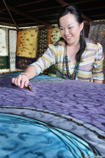 Ngoại khóa hè tại Malaysia - 2 Học cách vẽ trên vải batik