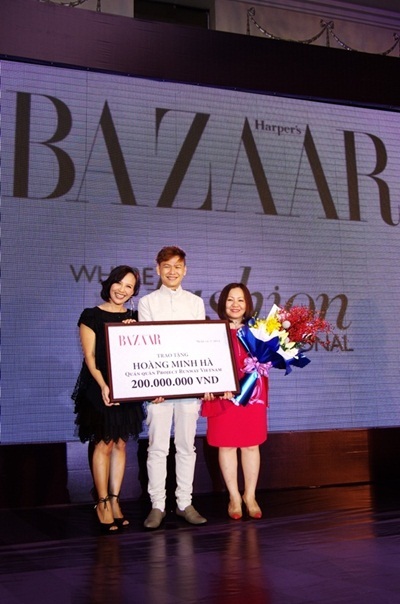 Quán quân PRVN nhận 200 triệu từ chị Trần Nguyễn Thiên Hương đại diện tạp chí Harper's Bazaar