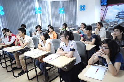 Các bạn học sinh lắng nghe lời khuyên từ các chuyên gia.