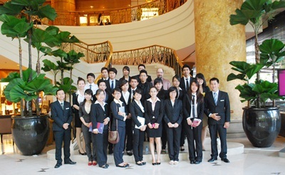 Cựu sinh viên PSB College Lưu Tuấn Phong cùng các bạn sinh viên chuyên ngành